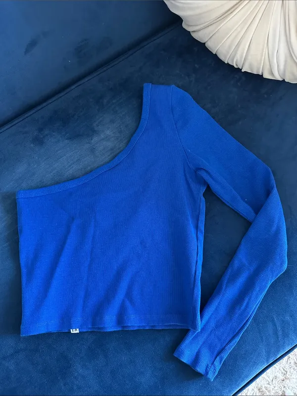 University of Delaware Blue One-Shoulder Ribbed Crop Top - Image 3