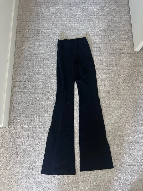 Aritzia TNA Chill Flare Leggings - Image 5