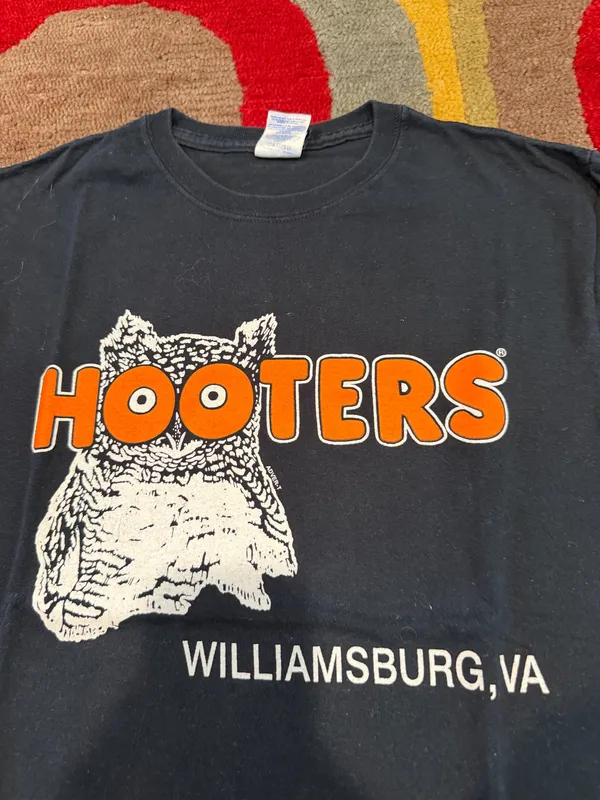 Hooters Girl Gildan Black Graphic Tee Shirt Williamsburg, VA Unisex Size Small - Image 2