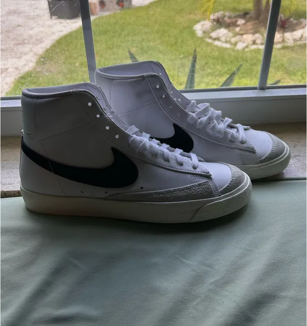 High-Top Nike Sneakers - Image 3