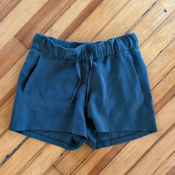 Lululemon On the Fly Short *Woven 2.5" in Dark Olive Size 4 - Image 3