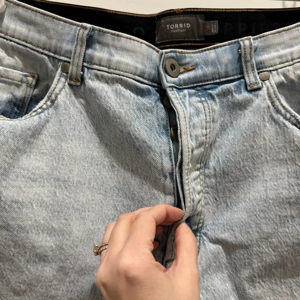 Torrid 5 Inch Mom Jean Premium Classic Denim Mid-Rise Short Size 16 - Image 5