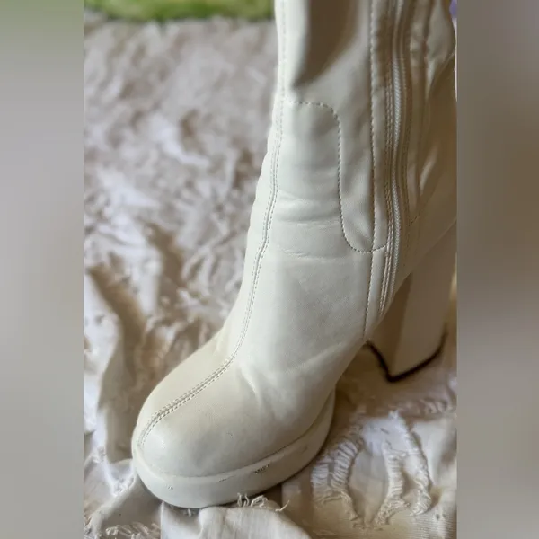 White Block Heel Women's Pumps Size 7 - Image 4