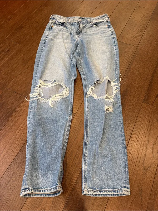American Eagle Strigid Mom Jean Distressed Denim Size 10 Long - C66-019 - Image 3