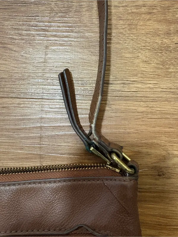 Fossil Brown Leather Crossbody Purse Adjustable Strap Key Charm Zip Top Bag - Image 6
