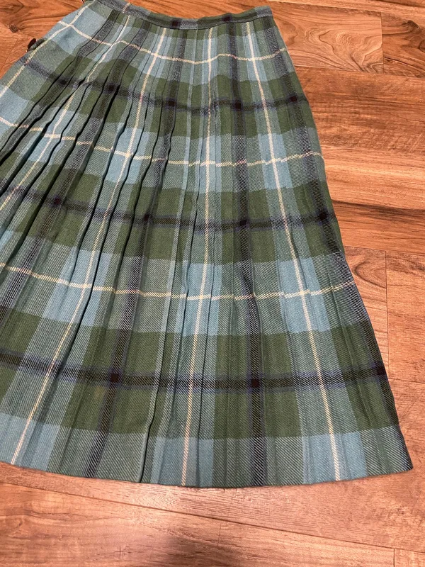 Angus Young Women’s Knee Length Plaid Wool Kilt Skirt with Buckle Detail Size XS - Image 9