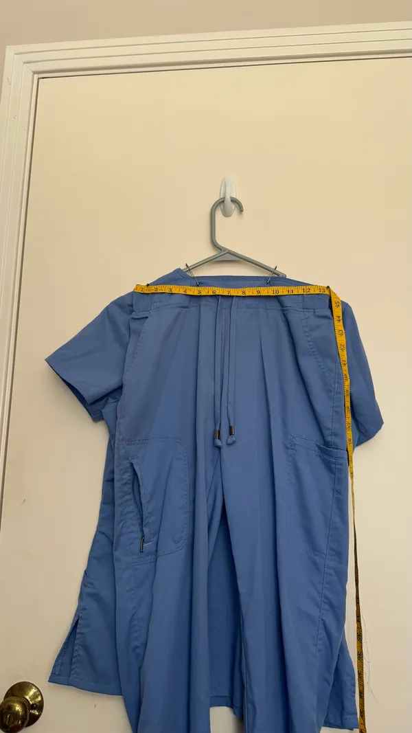 Comfortable blue scrub set. Short-sleeve top with V-neck. Matching pants included. Ideal for healthcare professionals. grey’s Anatomy. - Image 8