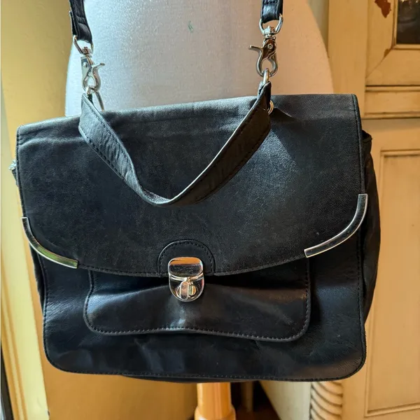 Elegant Black Leather Shoulder Bag - Image 2