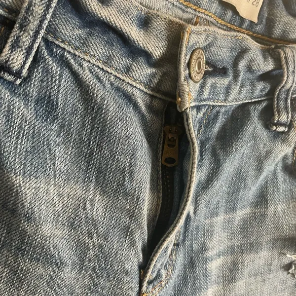 Abercrombie & Fitch Mid Rise Distressed Denim Bermuda Shorts Size 6 / 28 - Image 5