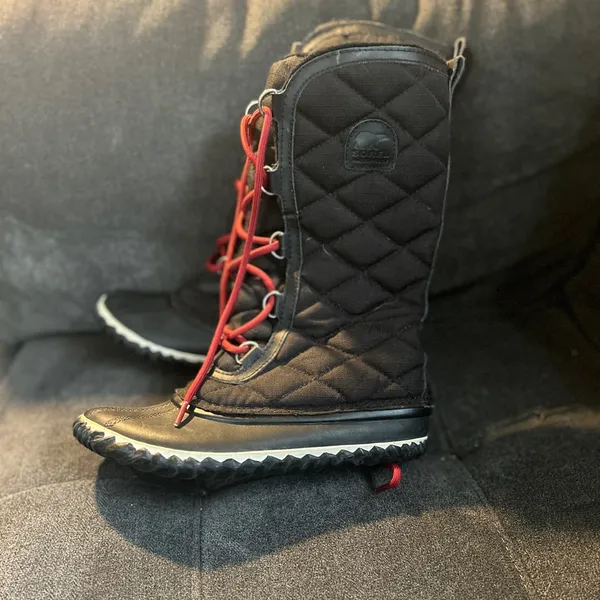 Sorel Black Quilted Boots with Red Laces - Image 3