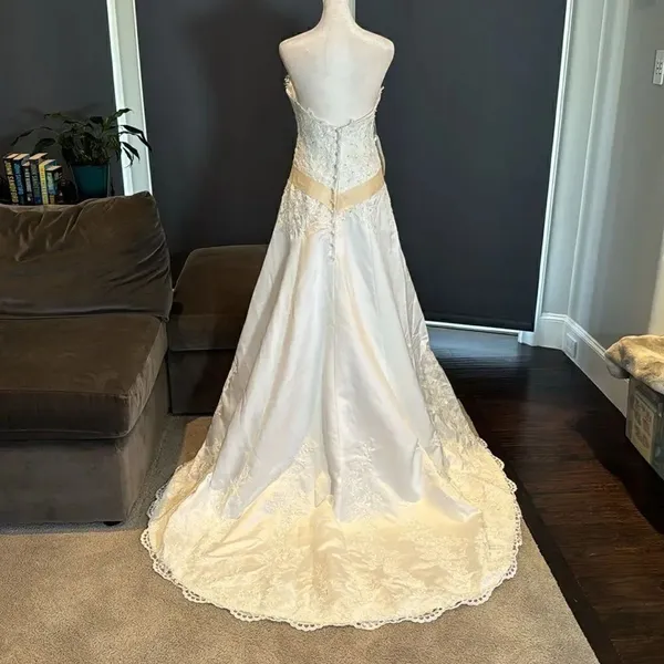 Women’s White Wedding Dress Zip Up Back Train Size 4 NWT - Image 5
