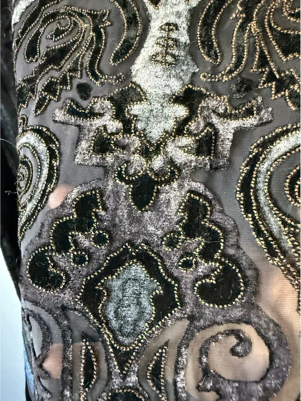 Elegant Black and Gray Velvet Paisley Shawl with Fringe - Image 5