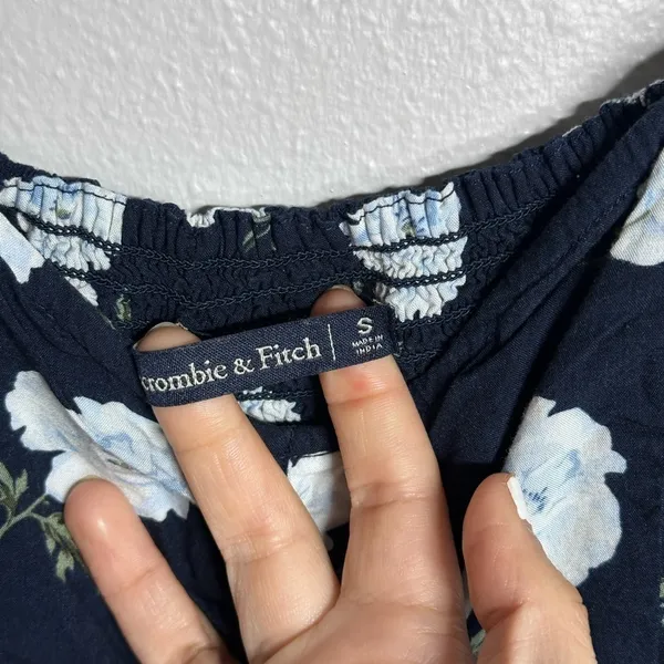 Abercrombie &‎ Fitch Women Casual Preppy Navy Blue Floral top Blouse size Small - Image 5