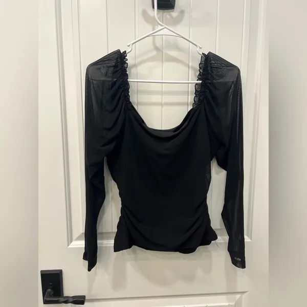 Elegant Black Long Sleeve Women's Top - Image 3