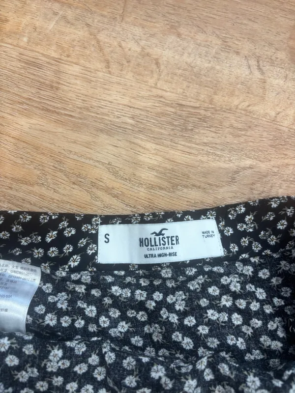Hollister floral mini skirt - Image 3