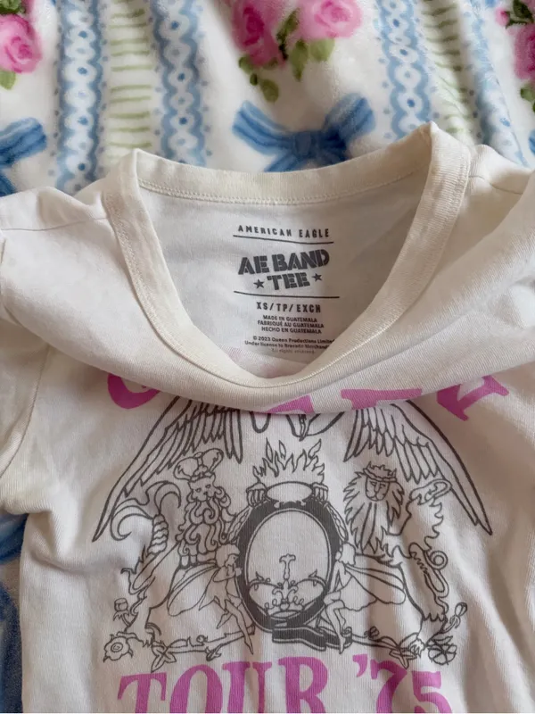 American Eagle Outfitters White Tee with Pink Queen Tour '75 Graphic - Image 3