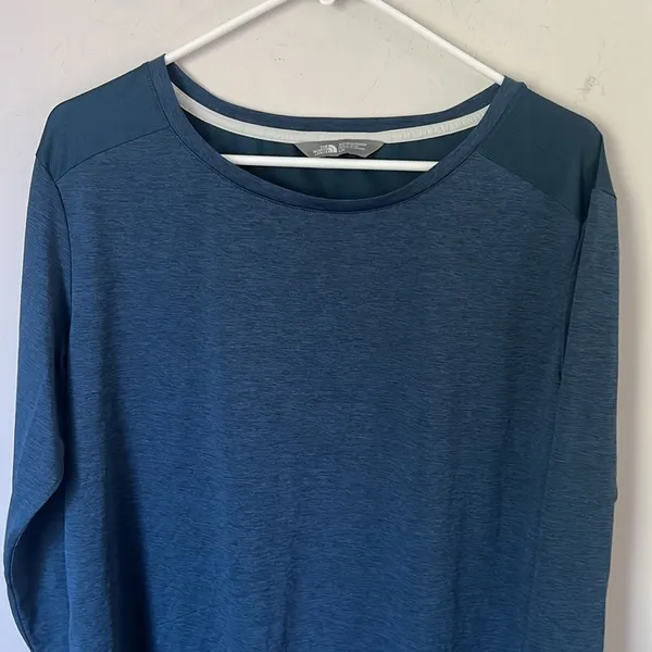 The North‎ Face Women’s 3/4 sleeve navy vented split back shirt, size large 🗝️ - Image 2