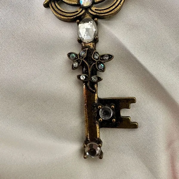 Long rhinestone key pendant necklace - Image 7