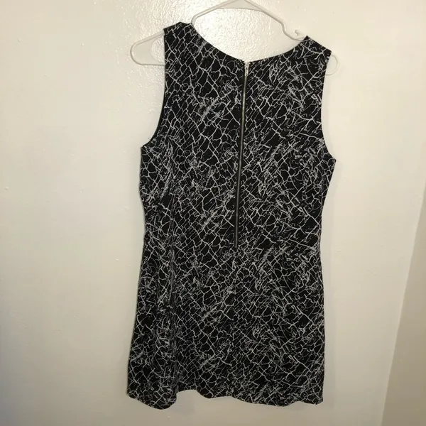 Kenar Womens Size 10 Sleeveless A-Line Shift Dress Black Gray Electrical Pattern - Image 4