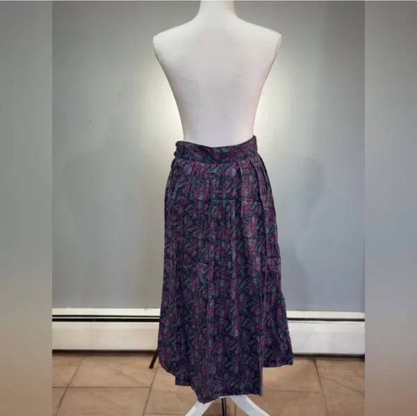 CLEAROUT! VINTAGE Patterned Skirt Size 2 Like New Purple - Image 2
