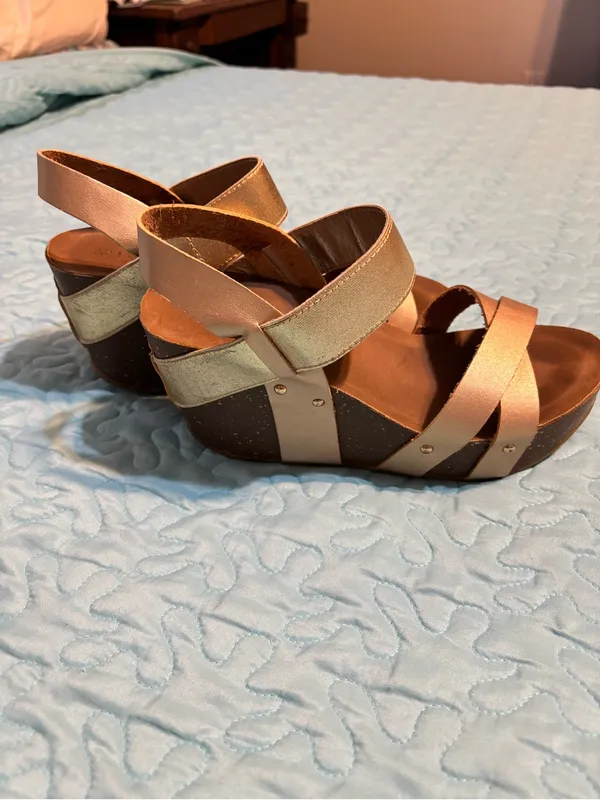 Refresh Metallic Rose Gold and Gold Crisscross Strap Sandals - Image 3