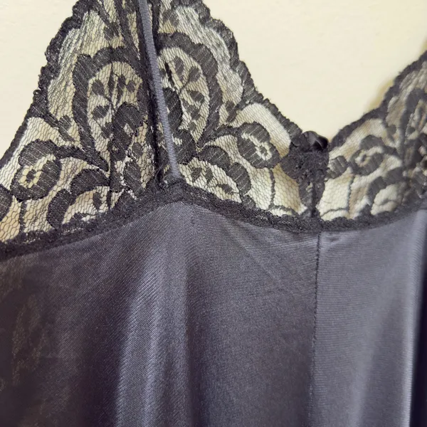 Val‎ Mode Womens Nightgown Medium Black Lace Trim Rose Accent Midi Slip Dress - Image 9