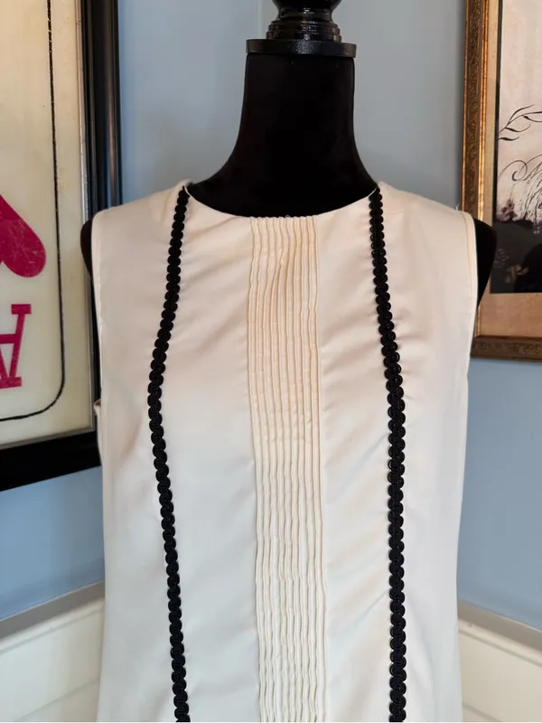 Retro Style Cream and Black Pleated Shift Dress - Image 2