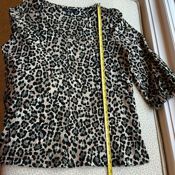 NWOT Jules & Leopold tan with green & black leopard spots the neck top - Image 9