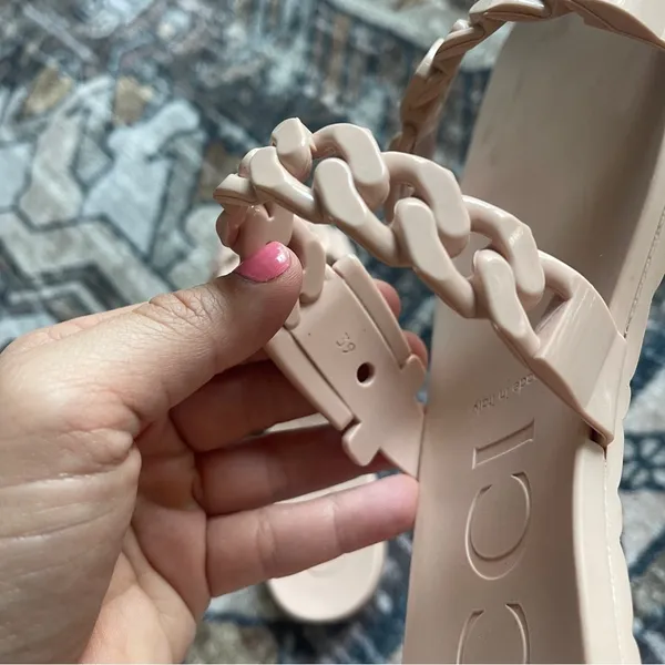 Gucci GG Light Pink Rubber Buckle Chain Link Sandals Slip‎ On - Image 7
