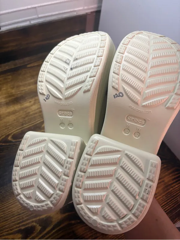 Crocs tan heeled mules size 12 - Image 9