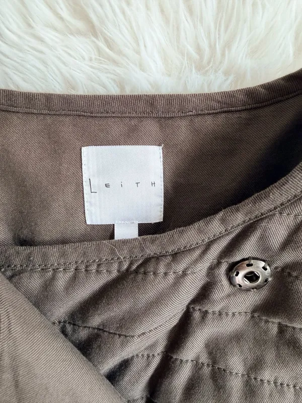 Leith Quilted Snap-Front Cropped Jacket in Brown - Image 2