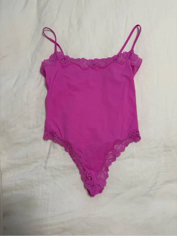 SKIMS Fits Everybody Lace Cami Bodysuit - Image 3