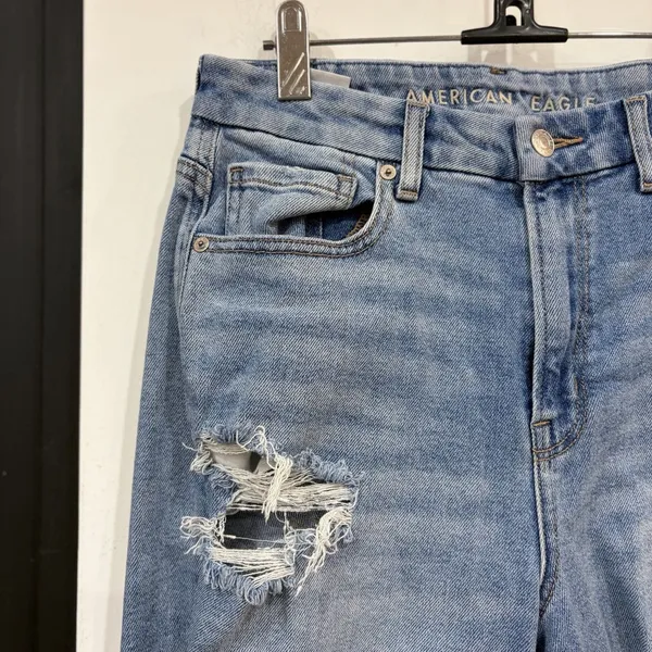 American Eagle Ripped Mom Jeans Size 6 Light Wash Distressed - Image 5