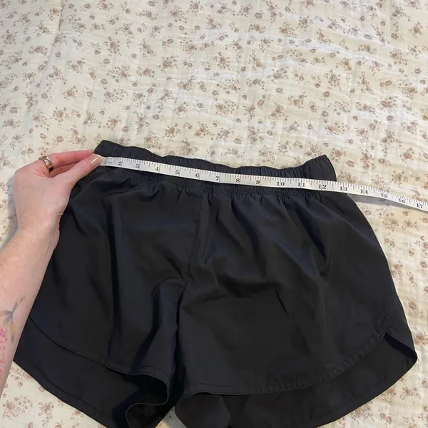 Old Navy Women's Black Athletic Shorts - Image 5
