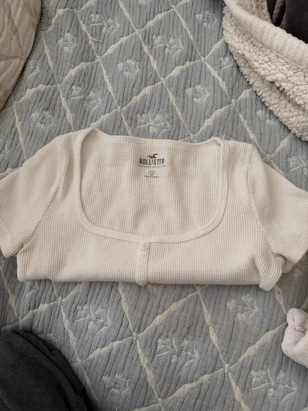 Hollister Crop Top - Image 3