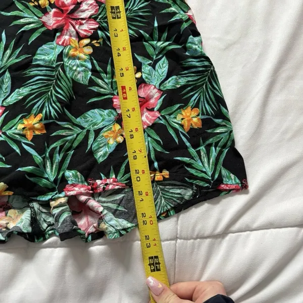 Womens Size Medium Black Green Tank‎ Top Blouse Hawaiian Summer Beach Floral - Image 2