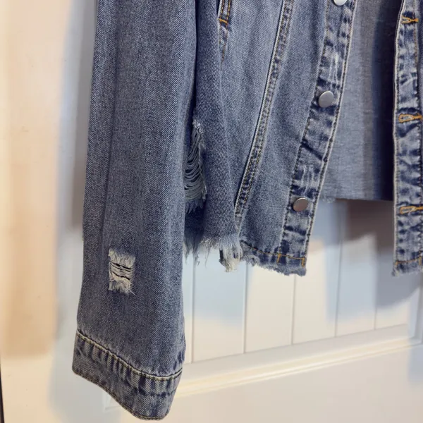 Womens NWOT Distressed Raw Hem Denim Jacket Medium Wash Blue Jean Trucker XL - Image 12