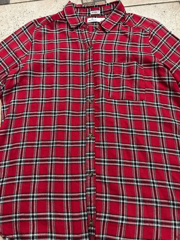 Like New Hollister women soft Red Plaid Button-Up Shirt size S - Image 2