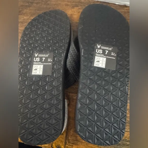 NWT KUAILU Black Rubber Flip Flops‎ Size 7 Women’s Lightweight Beach Sandals - Image 4