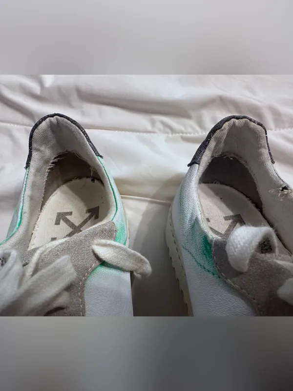 Off-White White & Gray Low-Top Sneakers w/ Silver Glitter Arrow Accent - Size 40 - Image 10