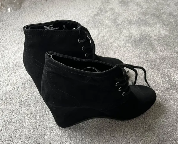 Black Wedge Heels Size 6 - Image 2