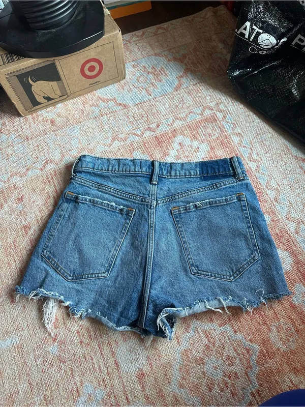Abercrombie and fitch the mom short high rise size 29 or 8 medium wash denim - Image 3