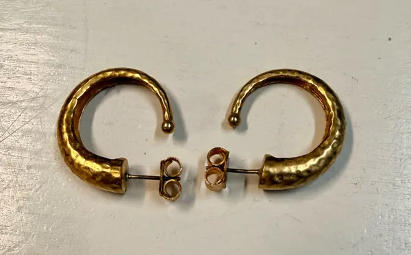 Julie Vos medium Hammered Hoops earrings Gold - Image 5