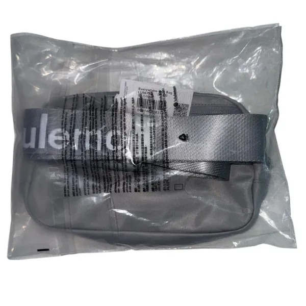 Everywhere Belt Bag 1L Wordmark Silver Drop / White - Image 5