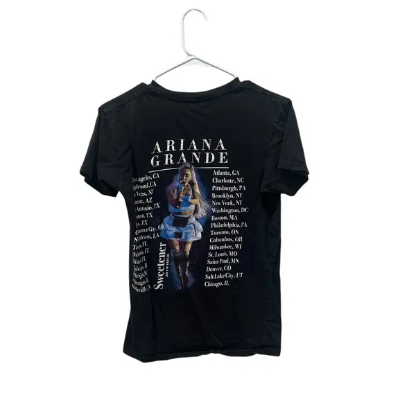 Ariana Grande Sweetener tour t-shirt size S - Image 2