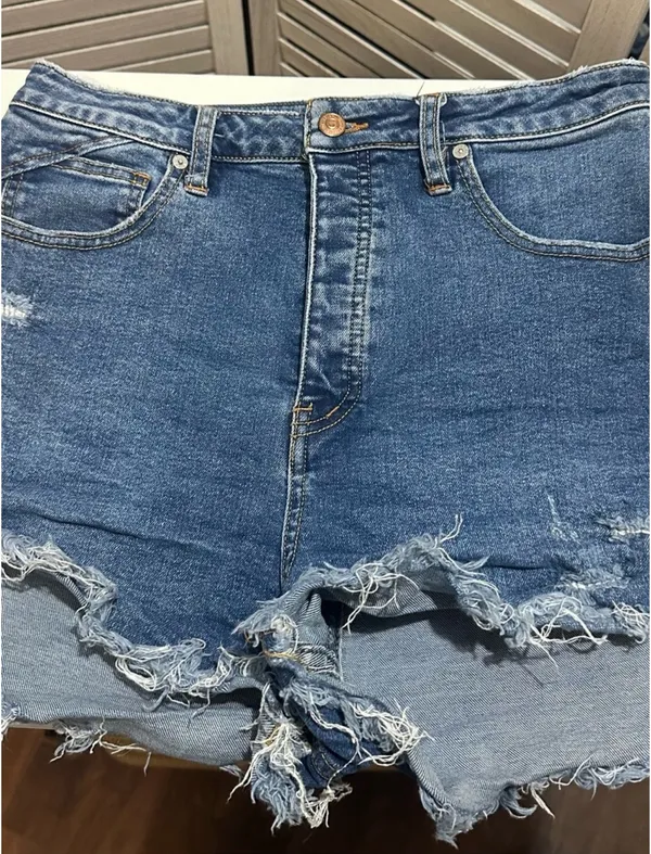 Size 31 light wash We the Free distressed frayed shorts - Image 2