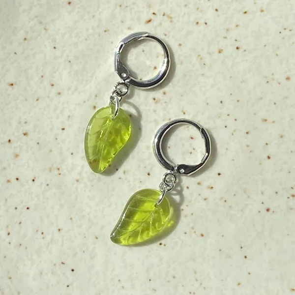Handmade fairy forest vintage retro aesthetic style simple Czech glass leaf dangle earrings🍃💚 - Image 6