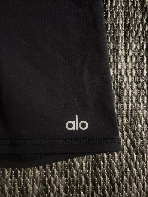 Alo Yoga High Waist Airbrush Biker Shorts 7” Compression - Image 4