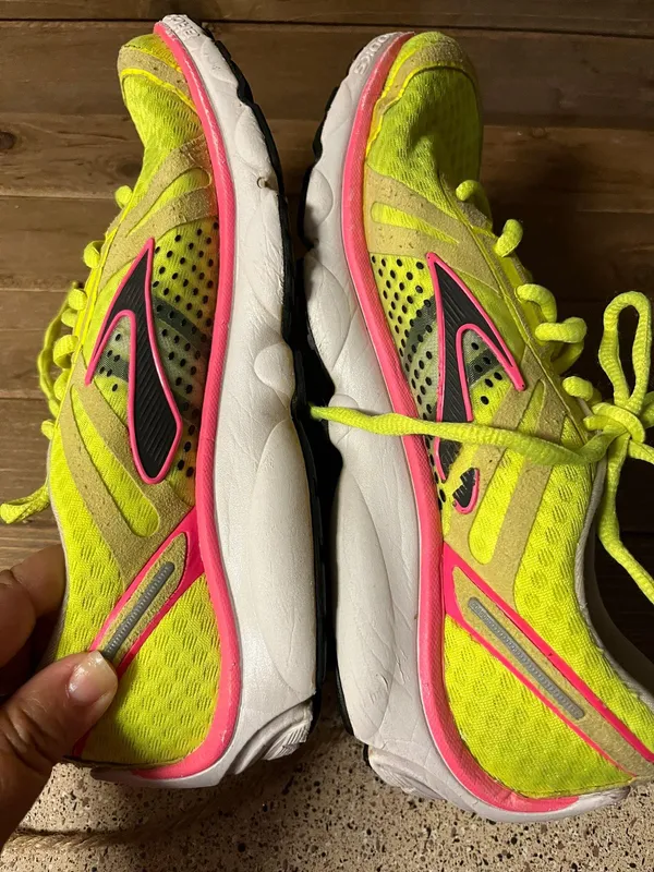 Brooks cadence neon yellow running shoes size 8 - Image 9