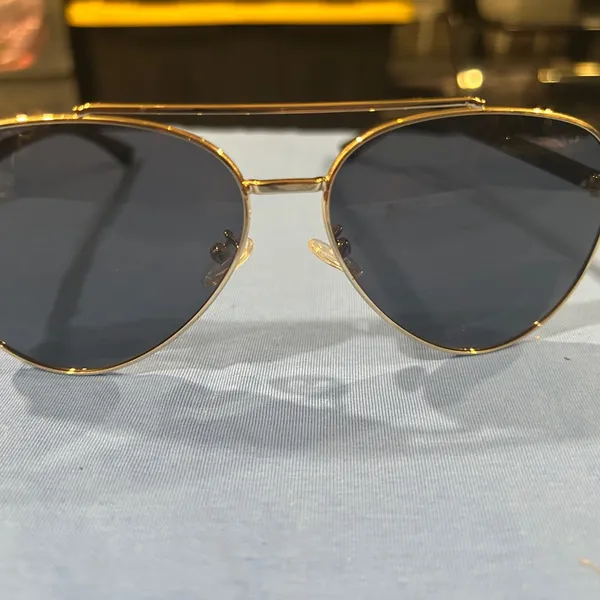 Stylish Gold Aviator Sunglasses - Image 3